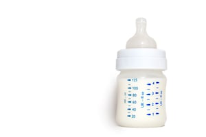 מה התינוק שלך אוכל? המחקר שמוכיח עד כמה חשוב לבדוק מה יש לו בבקבוק