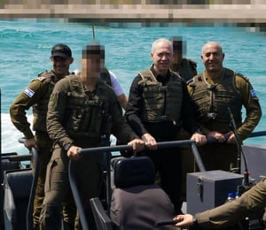 שר הביטחון בבסיס חיל הים בעתלית