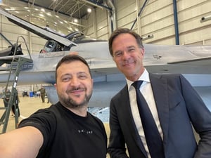 זלנסקי וראש ממשלת הולנד על רקע מטוס F-16