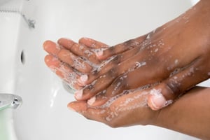 שוטף ידיים מפני חיידקים | אילוסטרציה