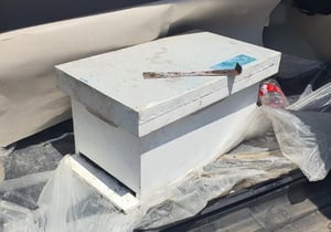 שני חשודים שגנבו כוורות דבורים נתפסו עם הכוורות ברכבם