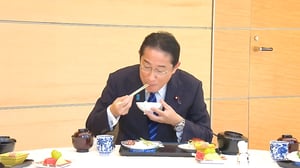 סערת הדגה | ראש ממשלת יפן צילם את עצמו אוכל סושי מפוקושימה: "זה טעים מאוד"