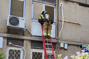 שריפה פרצה בדירה בהוד השרון; שלושה לכודים חולצו