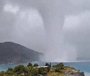 הסופה 'דניאל' הכתה ביוון; אדם נהרג מקריסת חומה | תיעוד 