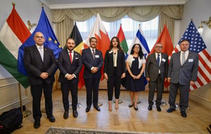 חבר הפרלמנט עם השגרירים 