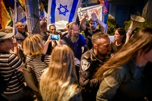 הרב לוינשטיין מחולץ מהמחאה בתל אביב