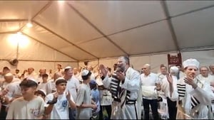 הצד האחר של כיפור בתל אביב: רבבות התפללו באהלי התפילה