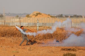פלסטינים מתפרעים על הגדר
