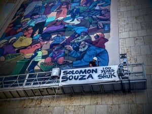 סלומון במהלך ציור הקיר המסמל 100 שנים לשוק מחנה יהודה / יצירה של 7 קומות גובה