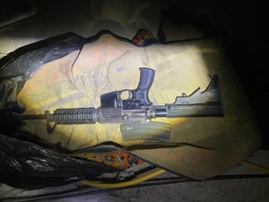 השוטרים נדהמו: נשק נחשף מגולגל בתוך שטיח תפילה