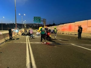 רוכב אופנוע נהרג בתאונת פגע וברח בכביש בגין בירושלים