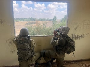 חיילים מתצפתים מבתים לעבר הגבול