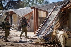 לוחמי צה"ל ליד ההריסות בכפר עזה