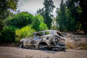 מכונית שרופה ונטושה באזור המסיבה 