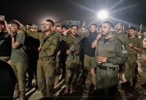בגבול עזה: הצנחנים בקבלת 'עול מלכות שמים' עם הרב זמיר כהן