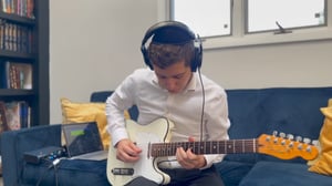 אמן הגיטרה הצעיר בתפילה לשלום החיילים: "מי שברך"