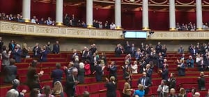 משפחות החטופים התקבלו בתשואות בפרלמנט הצרפתי • צפו 