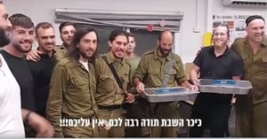 חיילים מקבלים אוכל חם מכיכר השבת