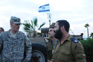 חייל אמריקאי משוחח עם חייל דתי במהלך פעילות בישראל