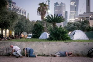 תושבים בתל אביב תופסים מחסה בזמן אזעקה