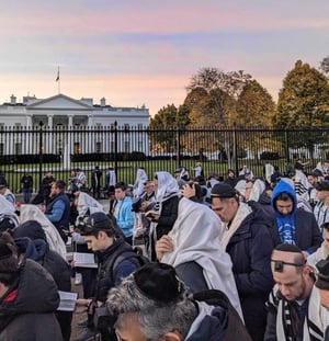 יהודים מתכנסים לשחרית מול הבית הלבן 
