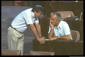 אבוחצירא עם שמעון פרס בכנסת, בשנת 1983
