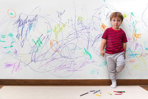 ילדים מביעים את תחושותיהם על גבי הציור