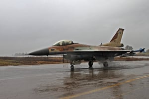 מטוס קרב יוצר להתקפה תחת גשם שוטף