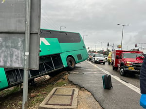 אוטובוס סטה לתעלה בצד הדרך; חמישה נוסעים נפצעו קל