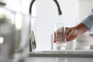 שתיית מים מהברז | ארכיון