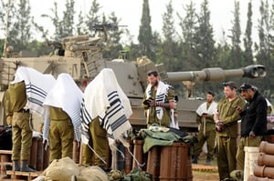 חיילי צה"ל בתפילה בשטח רצועת עזה