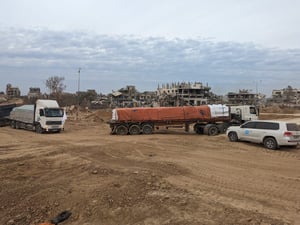 תנועת המשאיות הנוסעות למחסות בצפון הרצועה