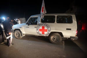 רכב הצלב האדום ועליו חטופים משוחררים