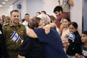 מנופפים עם דגלים: החטופה בת ה-70 עוזבת את בית החולים