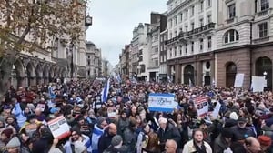 "אף אחד פה לא קורא מוות למוסלמים" | מאה אלף איש התאספו למחאת ענק בלונדון 