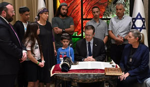 נשיא המדינה כתב אות בספר תורה שיכנס לבית הכנסת בקיבוץ בארי