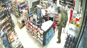 שדד קופה במינימרקט עם מדי צה"ל ונשק צבאי | צפו בתיעוד
