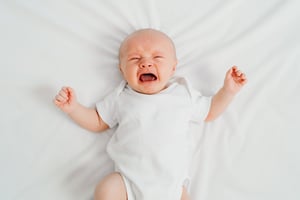 האם יש קשר בין לחץ הורי לבכי תינוקות?