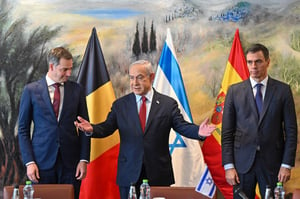 רה"מ נתניהו עם ראשי ממשלות ספרד (מימין) ובלגיה (משמאל) 