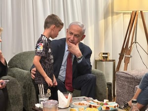 ראש הממשלה בנימין נתניהו עם בנו של אסף חממי הי"ד