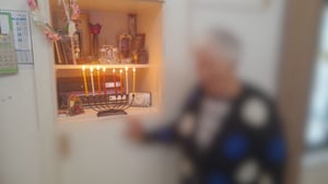 יהודיה בת 101 מדליקה נרות חנוכה במנזר