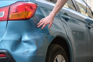 הזיק בשגגה רכב שחסם את יציאת החניה, האם חייב לשלם?