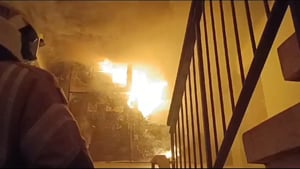 הצפות ושריפה | שבעה בני אדם חולצו על-ידי לוחמי האש