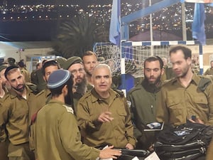 אפי שקדי וחיילים חרדים בשלב ב'