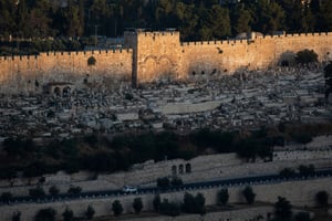 ערף ראש של חמור - ותלה בבית קברות מוסלמי בירושלים