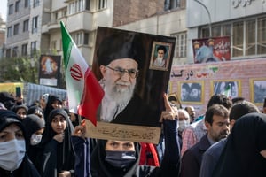 תמונת חמינאי בהפגנה בטהרן 
