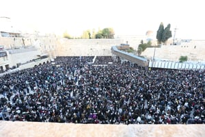 רבבות בעצרת התפילה בכולת המערבי למען השבת החטופים