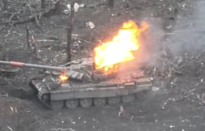 כטב"ם אוקראיני חודר לתוך טנק רוסי - ומתפוצץ מבפנים