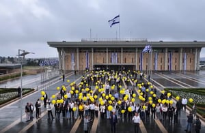 מפריחים בלונים לחטופים, היום בכנסת