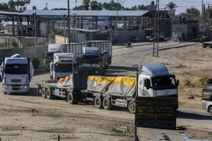 משאיות עם סיוע הומניטרי ממצרים לרצועת עזה